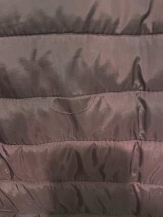 Plumas burdeos acolchada