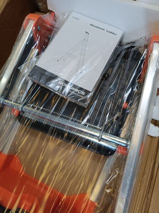 SONGMICS Escalera de 6 Peldaños, Escalera de Aluminio con Peldaños de 12 cm de Profundo, Plegable, Bandeja y Pies Antideslizantes, Carga de 150 kg, Negro y Naranja GLT06BK