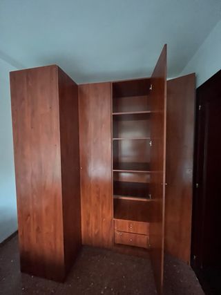 Armario de madera con espejo