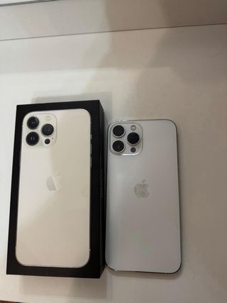 iPhone 13 Pro Max Blanco y Negro. batería 85%