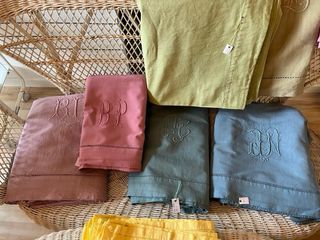 Sábanas antiguas teñidas reconvertidas en manteles