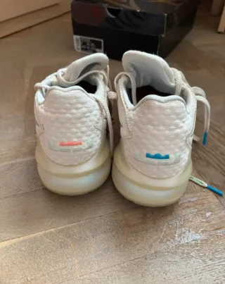 Zapatillas Nike Lebron 17 Low Beige