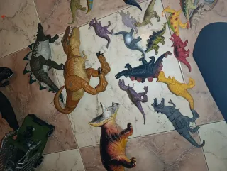 Lote de dinosaurios y dragon