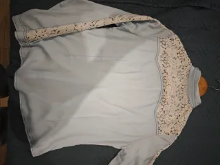 Camisa azul con encaje