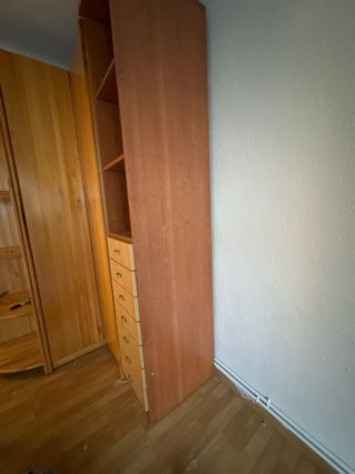 Armario beige y marrón.