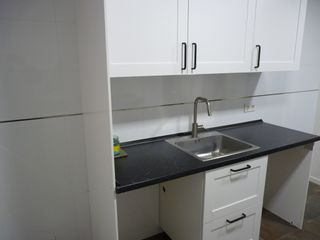 Mobiliario de cocina blanco y negro