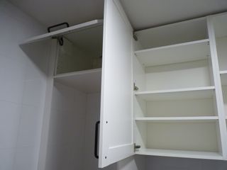 Mobiliario de cocina blanco y negro