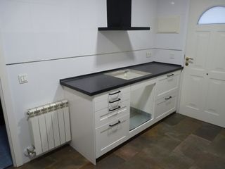 Mobiliario de cocina blanco y negro