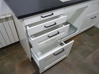 Mobiliario de cocina blanco y negro