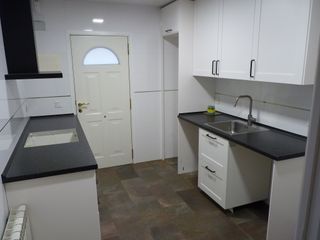 Mobiliario de cocina blanco y negro