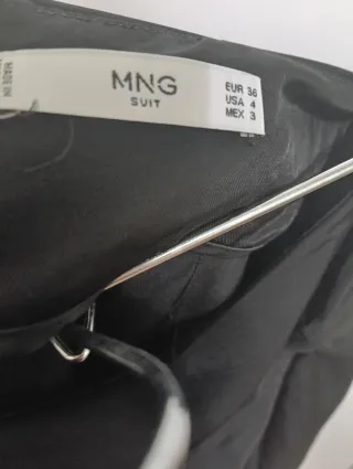 Falda midi negra de tejido fluido.