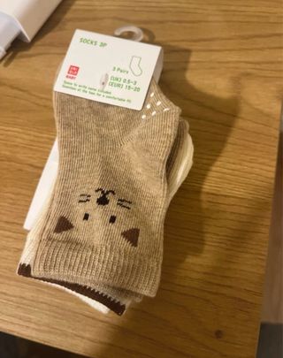 Calcetines Uniqlo de niño con gato y corazones