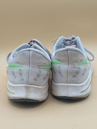 Nike Zoom Vomero Gris y Blanco