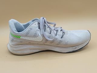 Nike Zoom Vomero Gris y Blanco