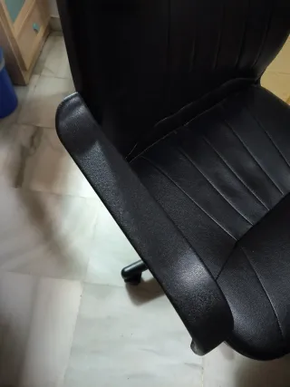 Silla de oficina negra con ruedas