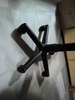 Silla de oficina negra con ruedas