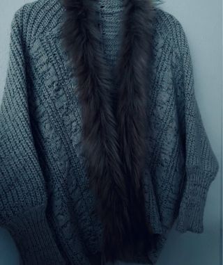 Cárdigan gris con cuello de pelo