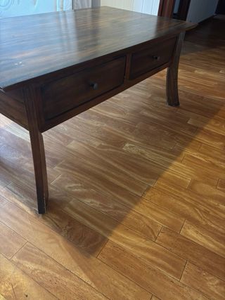 Mesa de salón de madera