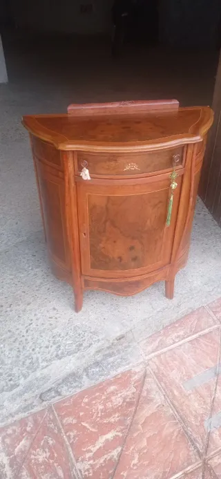 Aparador de madera con detalles dorados