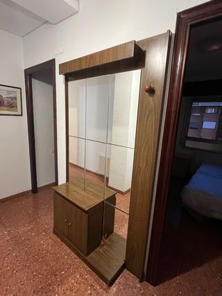 Mueble recibidor de madera y cristal.