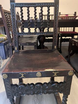 Mesa extensible madera y 8 sillas antiguas