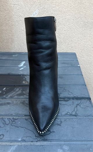 Botines Guess Piel Tacón Aguja con Tachuelas