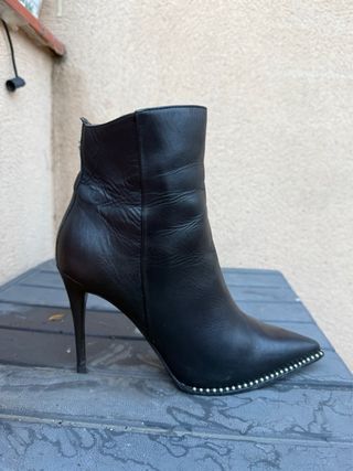 Botines Guess Piel Tacón Aguja con Tachuelas