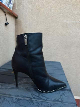 Botines Guess Piel Tacón Aguja con Tachuelas