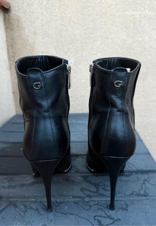 Botines Guess Piel Tacón Aguja con Tachuelas