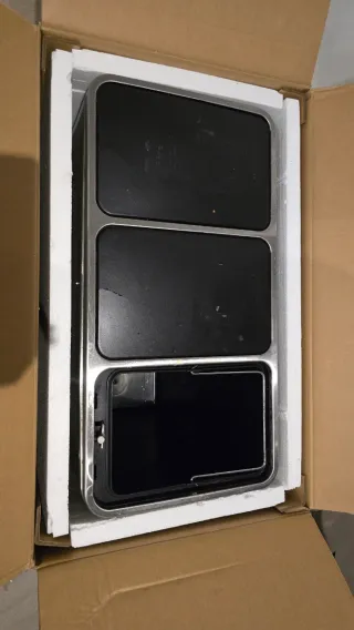 Cubos de reciclaje metálicos y plásticos