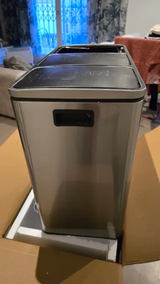 Cubos de reciclaje metálicos y plásticos