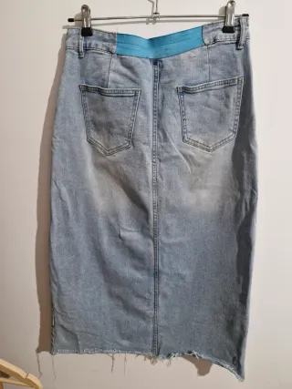 Falda vaquera midi con abertura