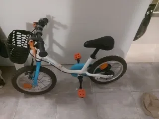 Bicicleta infantil blanca y azul