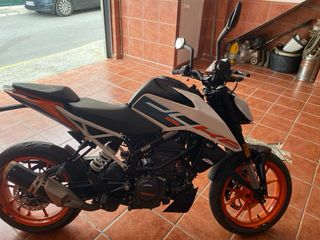 KTM Duke 125 - Poco uso casi nueva