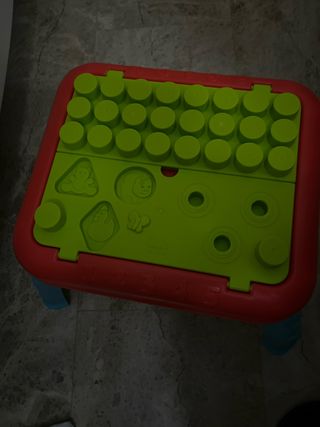 Mesa de actividades para bebés