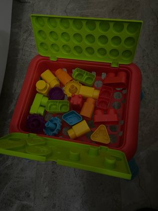 Mesa de actividades para bebés