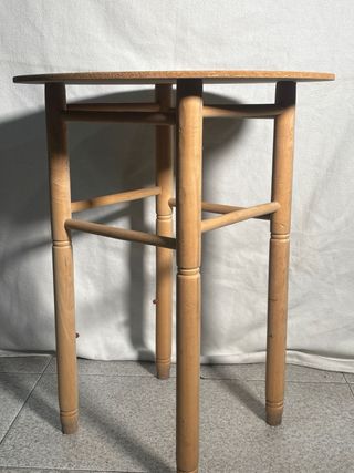 Mesa redonda cristal y satén rosa