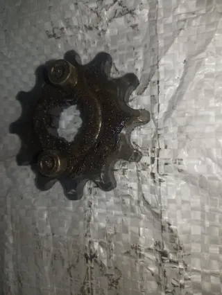 Piñón y cadena Derbi Variant