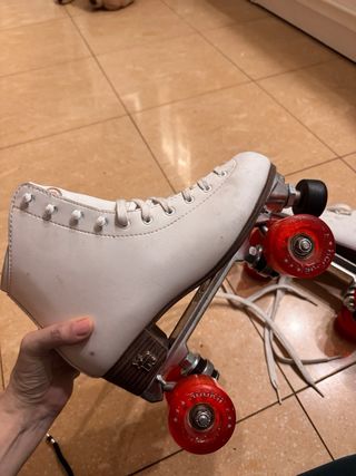Patines blancos 4 ruedas rojas