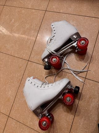Patines blancos 4 ruedas rojas