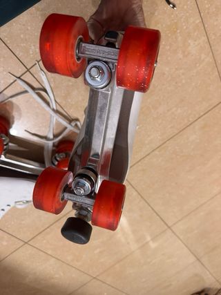 Patines blancos 4 ruedas rojas