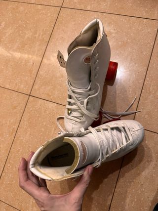 Patines blancos 4 ruedas rojas
