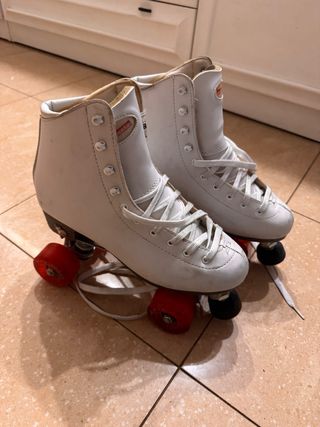 Patines blancos 4 ruedas rojas