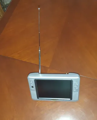 Regalo Televisor antiguo plateado con antena