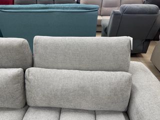 Sofá modular gris con cabezales abatibles