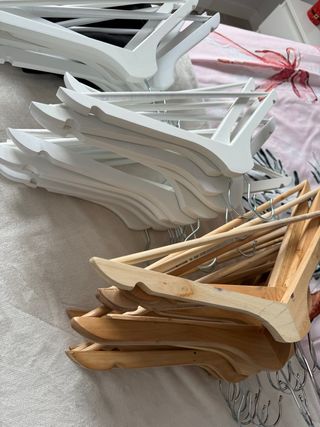 Perchas Madera y Blancas