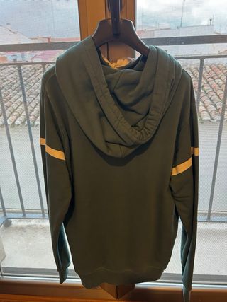 Sudadera verde con logo