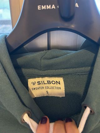 Sudadera verde con logo