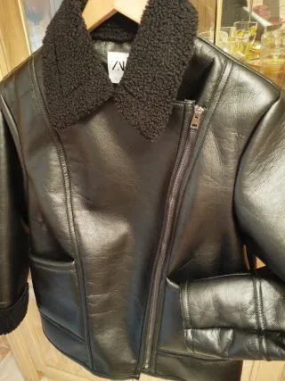 Chaqueta Zara efecto piel con borrego oversize