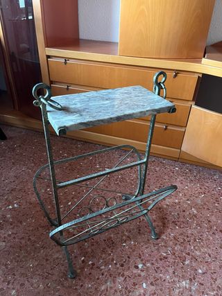 Revistero de mármol y metal